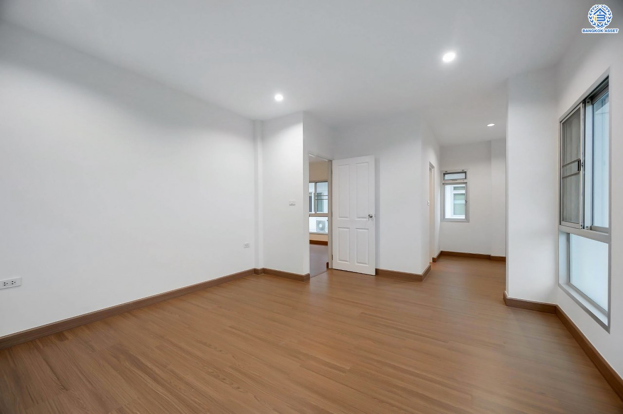 บ้านมือสองตกแต่งใหม่ โครงการ ไลฟ์ บางกอก บูเลอวาร์ด ปิ่นเกล้า-เพชรเกษม เนื้อที่กว้างกว่า 52.5 ตร.ว ฟังก์ชัน 3 ห้องนอน 3 ห้องน้ำ 2 ที่จอดรถ บนทำเลติดถนนพุทธมณฑลสาย4 ตอบโจทย์กับทุกครอบครัว ใกล้แหล่งช้อปปิ้ง "เซ็นทรัล ศาลายา" รถไฟฟ้าสายสีน้ำเงิน "สถานีหลักสอง" และจุดขึ้นทางด่วน "ศรีรัช"